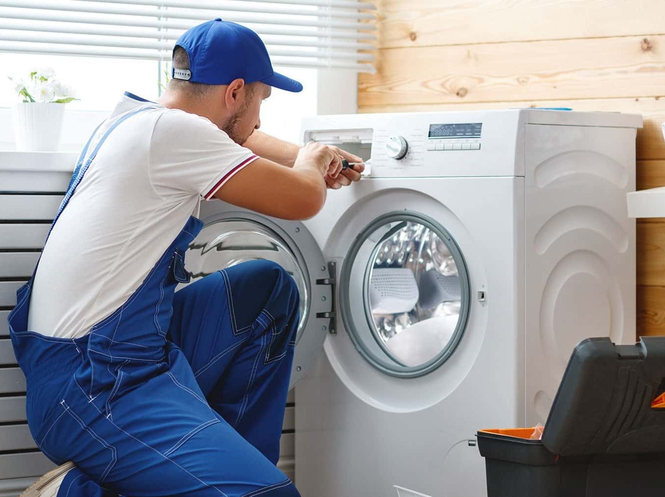 Técnico del servicio técnico Balay reparando electrodoméstico en Cádiz